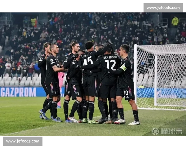 博努奇社交媒体发文引关注：慈善赛飞铲争议后与霍顿合影互动